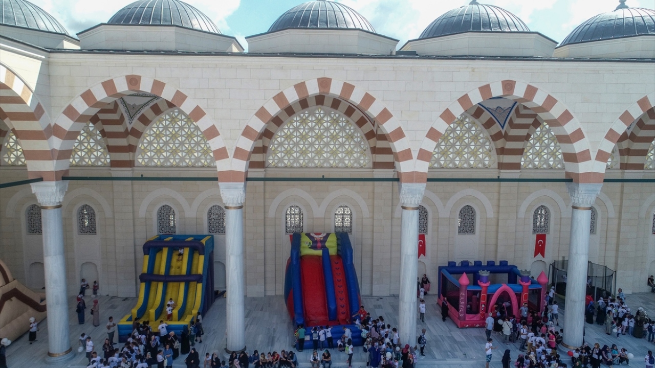 Çocuklar, Büyük Çamlıca Camisi`nin avlusuna kurulan şişme kaydırak ve zıp zıpın yanı sıra, tahta bacak, Nasrettin Hoca, Karagöz ve Hacivat gösterileriyle doyasıya eğlendi.