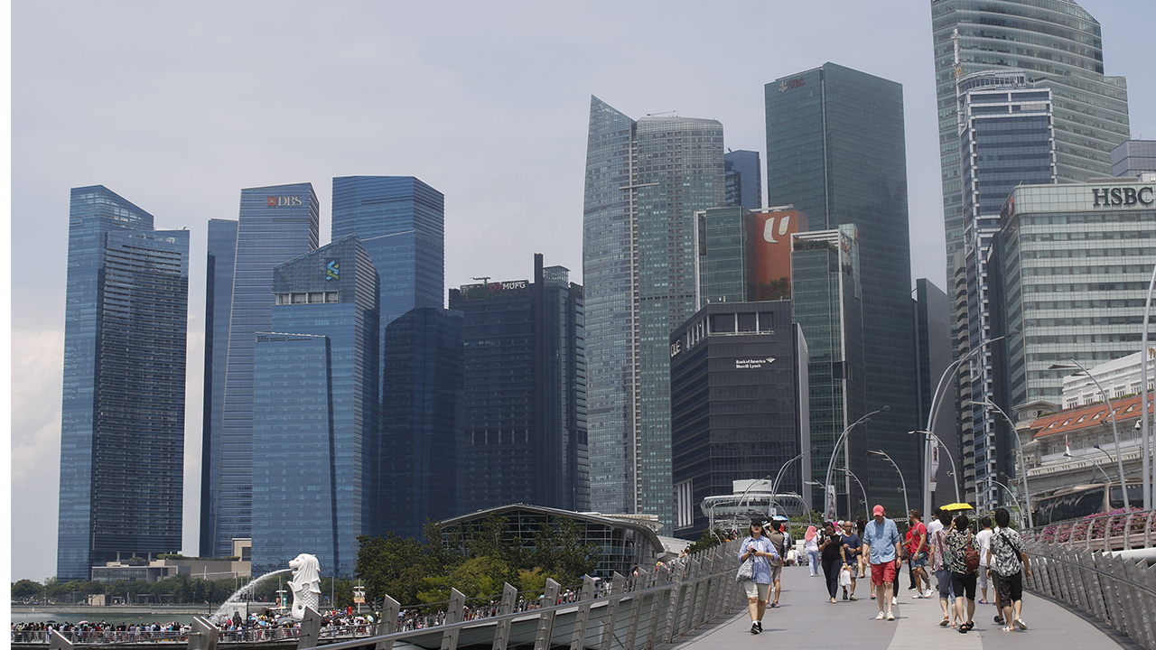 Singapur`un ticaret bölgesi olarak kabul edilen Marina Bay merkezi iş alanında, DBS Bank merkez binası (sol 2) ile Standard Chartered şirketinin binası (sol 3) ile HSBC Bank (sağda) binası da yer alıyor.