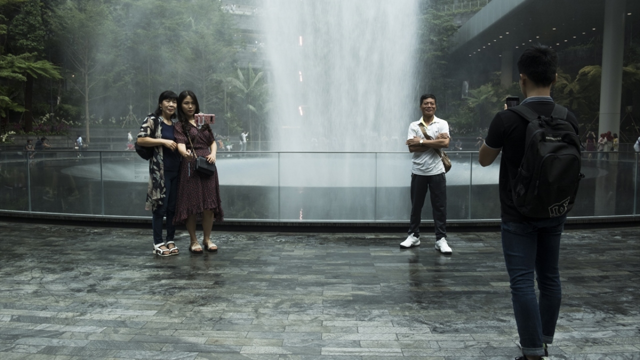 Changi Havalimanı`nda bulunan 40 metre yüksekliğindeki, dünyanın en yüksek iç mekan şelalesi olan HSBC Yağmur Girdabı, yolcuların ilgisini çekti.