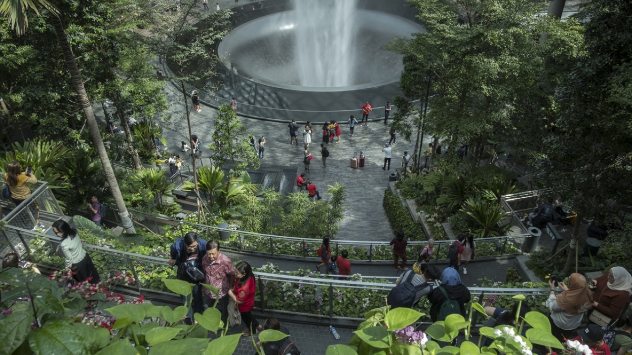 Changi Havalimanı`nda bulunan 40 metre yüksekliğindeki, dünyanın en yüksek iç mekan şelalesi olan HSBC Yağmur Girdabı ve etrafındaki bitkiler, yerli ve yabancı turistlere doğal bir ortam sunuyor.