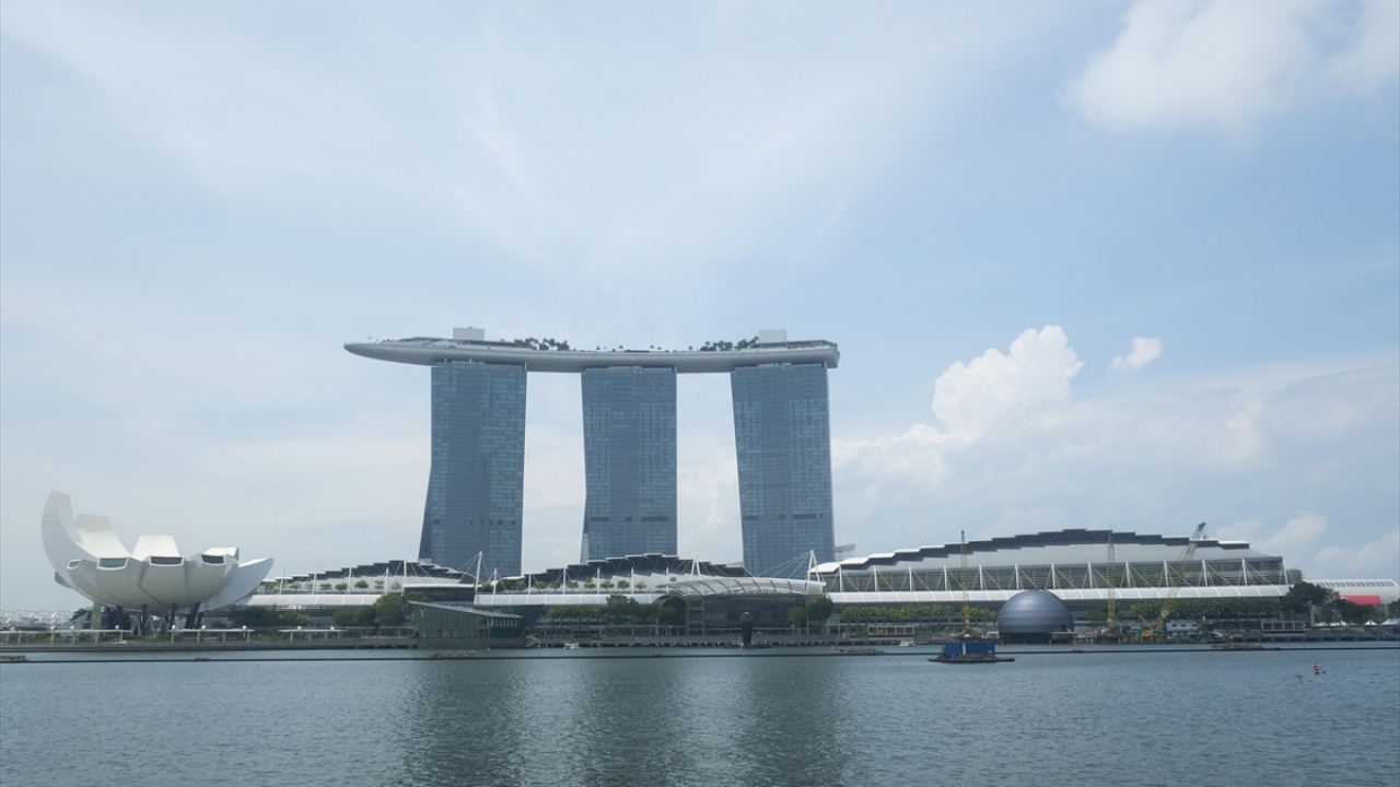 Singapur`da Downtown Core`da Marina Bay`de bulunan Marina Bay Sands, 194 metre yüksekliğinde ve 50 katlı üç binadan oluşuyor.