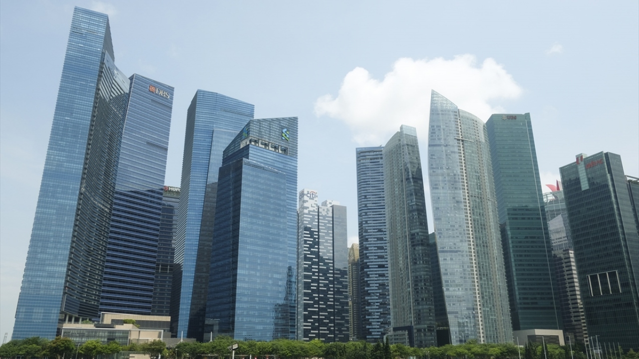 Singapur`un ticaret bölgesi olarak kabul edilen Marina Bay merkezi iş alanındaki gökdelenler arasında DBS Bank merkez binası da yer alıyor.