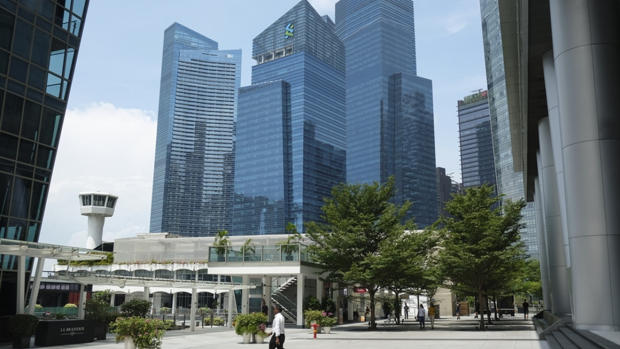 Singapur`un ticaret bölgesi olarak kabul edilen Marina Bay merkezi iş alanındaki gökdelenler arasında Standard Chartered şirketinin binası da yer alıyor.