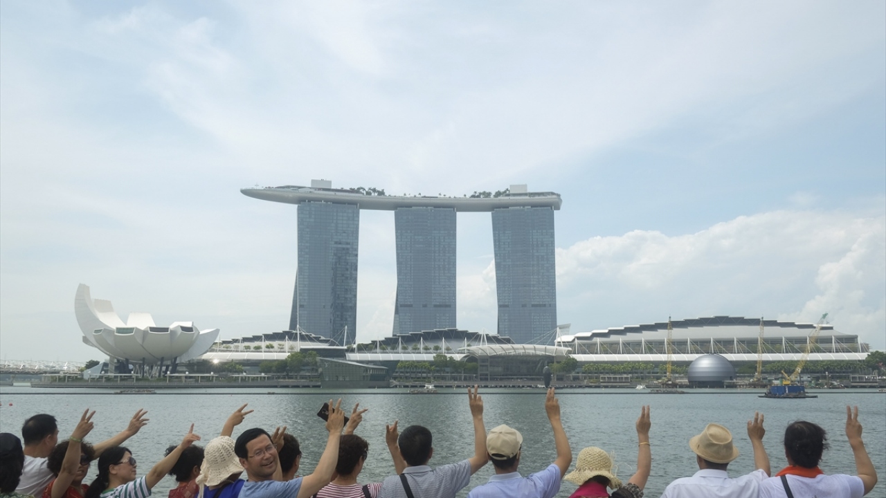 Komplekste, 2,561 odalı bir otel, 120,000 metrekarelik bir kongre sergi merkezi, 74,000 metrekarelik Marina Bay Sands alışveriş merkezi, bir müze, iki büyük tiyatro, "ünlü şef" restoranları, iki yüzen Kristal Köşk, sanat-bilim sergileri ile dünyanın en bü