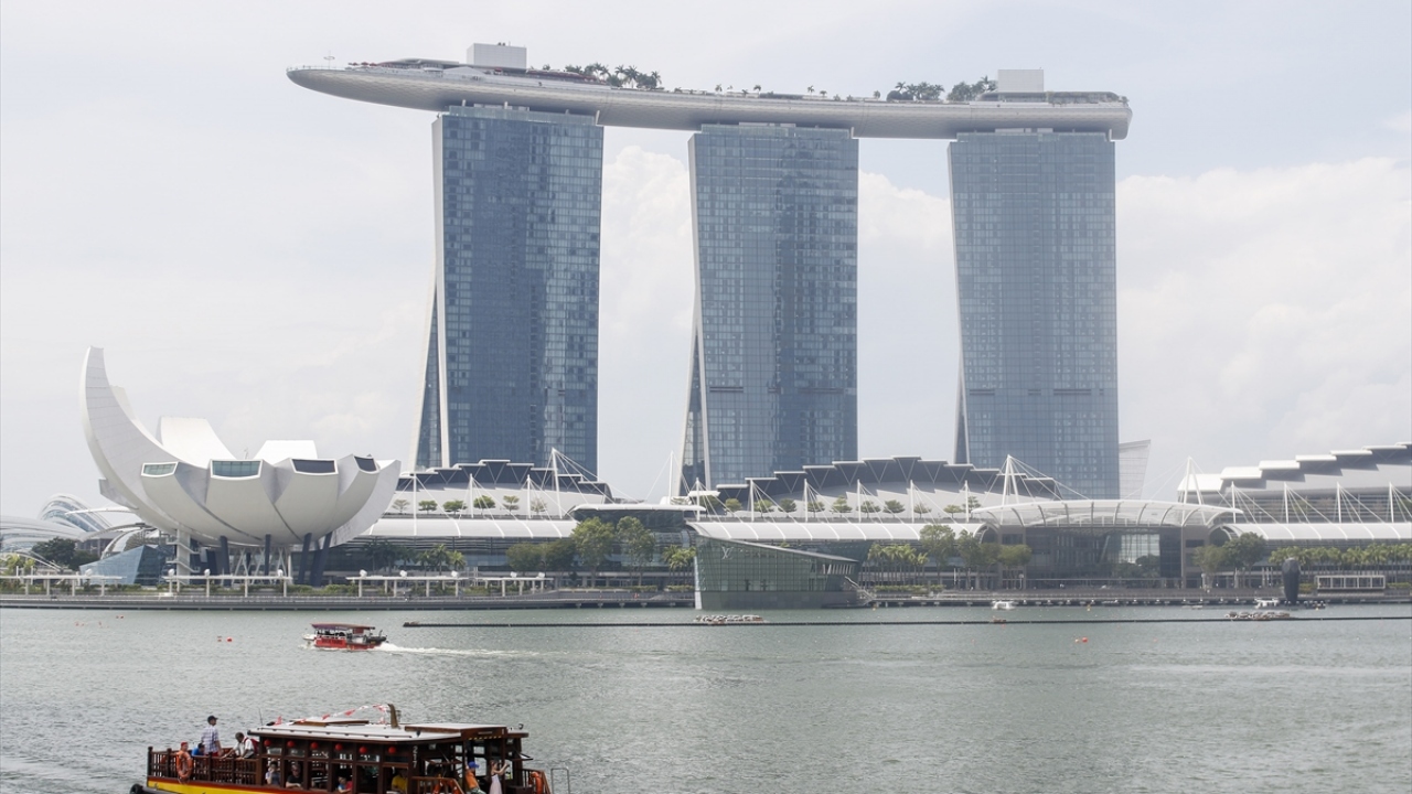 Ayrıca komplekste, 3,900 kişi kapasiteli, dünyanın en büyük halka açık dirsekli platformunun tepesinde yer alan 150 metrelik bir havuz yer alıyor.