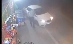 Kaldırımda duran 3 kişiye çarpan otomobil güvenlik kamerasında