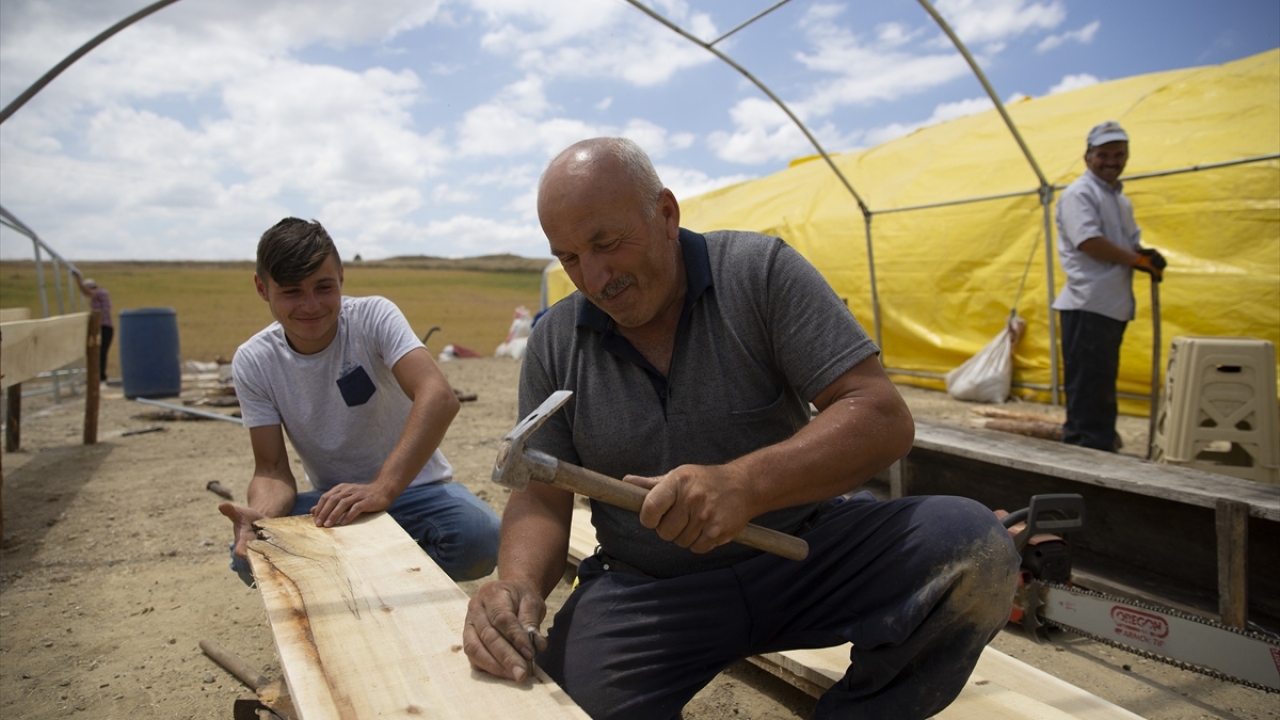 Kurbanlık hayvan almak için pazara gelen Başaran Durudoğan, uzun incelemelerin ardından büyükbaş hayvan seçtiğini, fiyatların geçen senenin rakamlarına yakın olduğunu belirtti. 