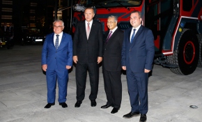 Cumhurbaşkanı Erdoğan ve Mahathir yerli üretim itfaiye aracını inceledi