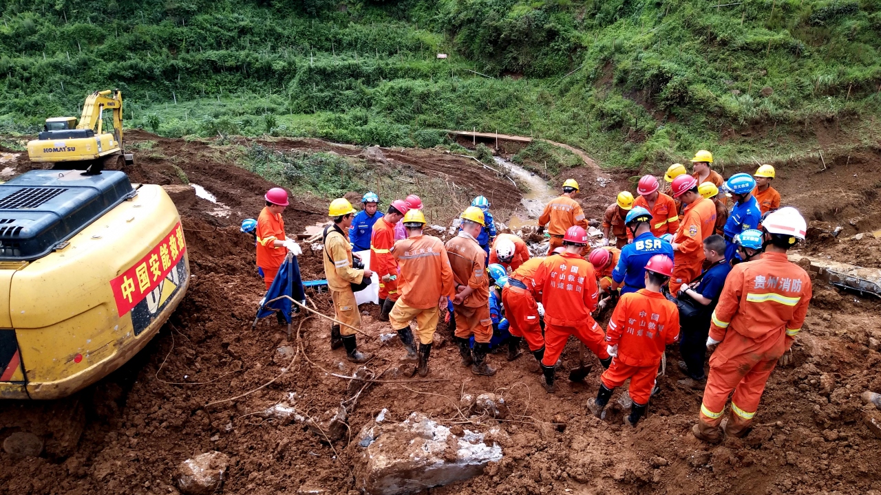 Şiddetli yağışların neden olduğu heyelanın meydana geldiği bölgedeki çalışmalar sürüyor.