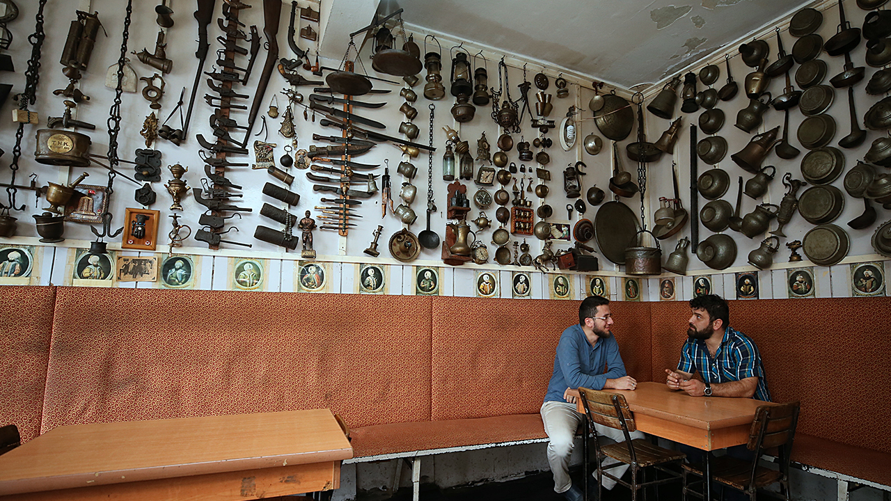 Düzköy ilçesi Aykut Mahallesi`nde yaşayan Hasan ve Şeref Topal kardeşler, 1970 yılında açtıkları çay ocağında, eski evlerden çıkan ve kullanılmayan bakır tabak, sini, tencere gibi mutfak eşyalarını bir araya getirmeye başladı.