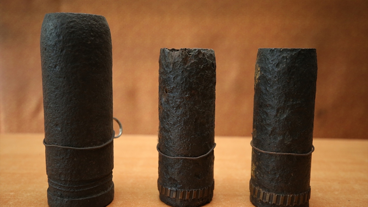 Müzede, tarihi top mermisi kovanları da yer alıyor.