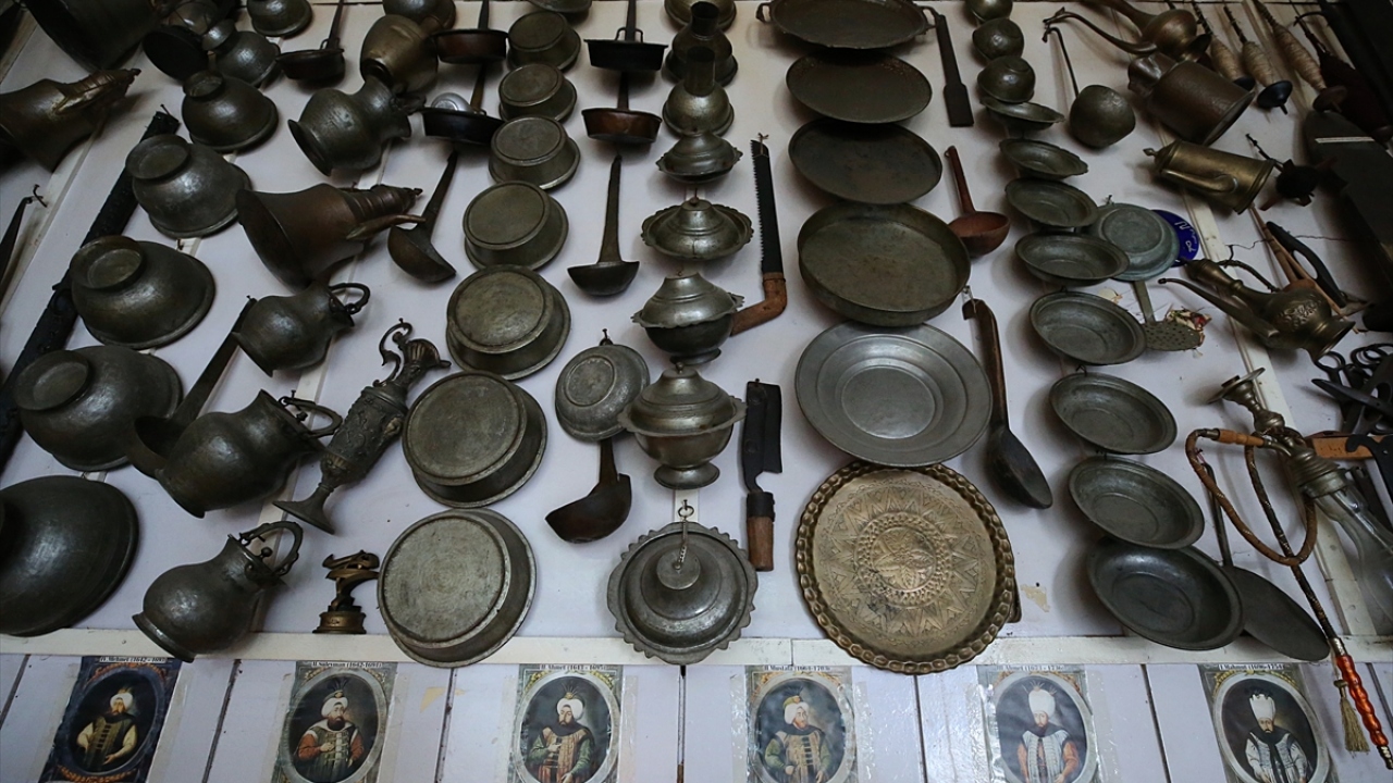 Toplanan eserleri çay ocağının duvarlarına asarak ziyaretçilerinin beğenisine sunan Topal kardeşlerin bu ilgisi, Trabzon Müze Müdürlüğü yetkililerinin de dikkatini çekti.