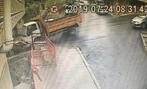 Direksiyon hakimiyetini kaybeden kamyon otomobile çarptı