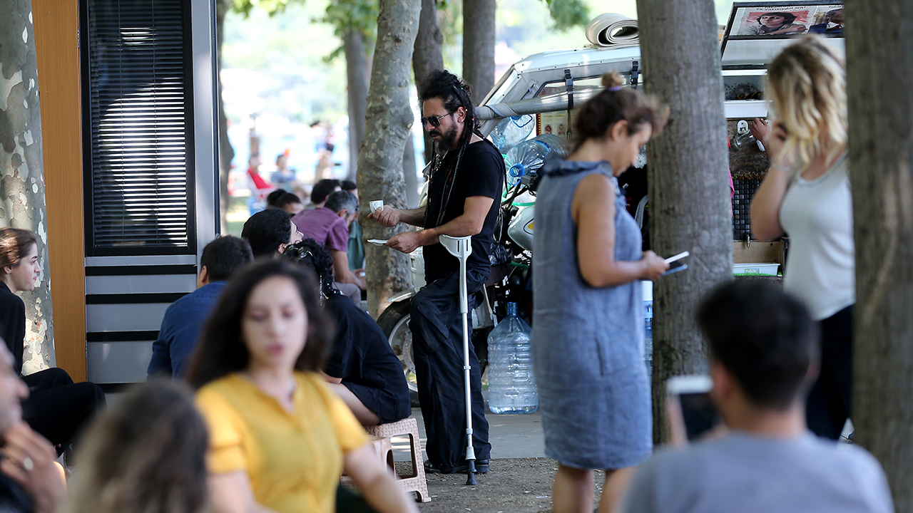 Ün, Boğazın en uğrak yerlerinden biri olan Sarıyer ilçesinin Kireçburnu semtinde bir motosikletin üzerine monte edilen çay ocağıyla vatandaşlara çay ve kahve servisi yapıyor