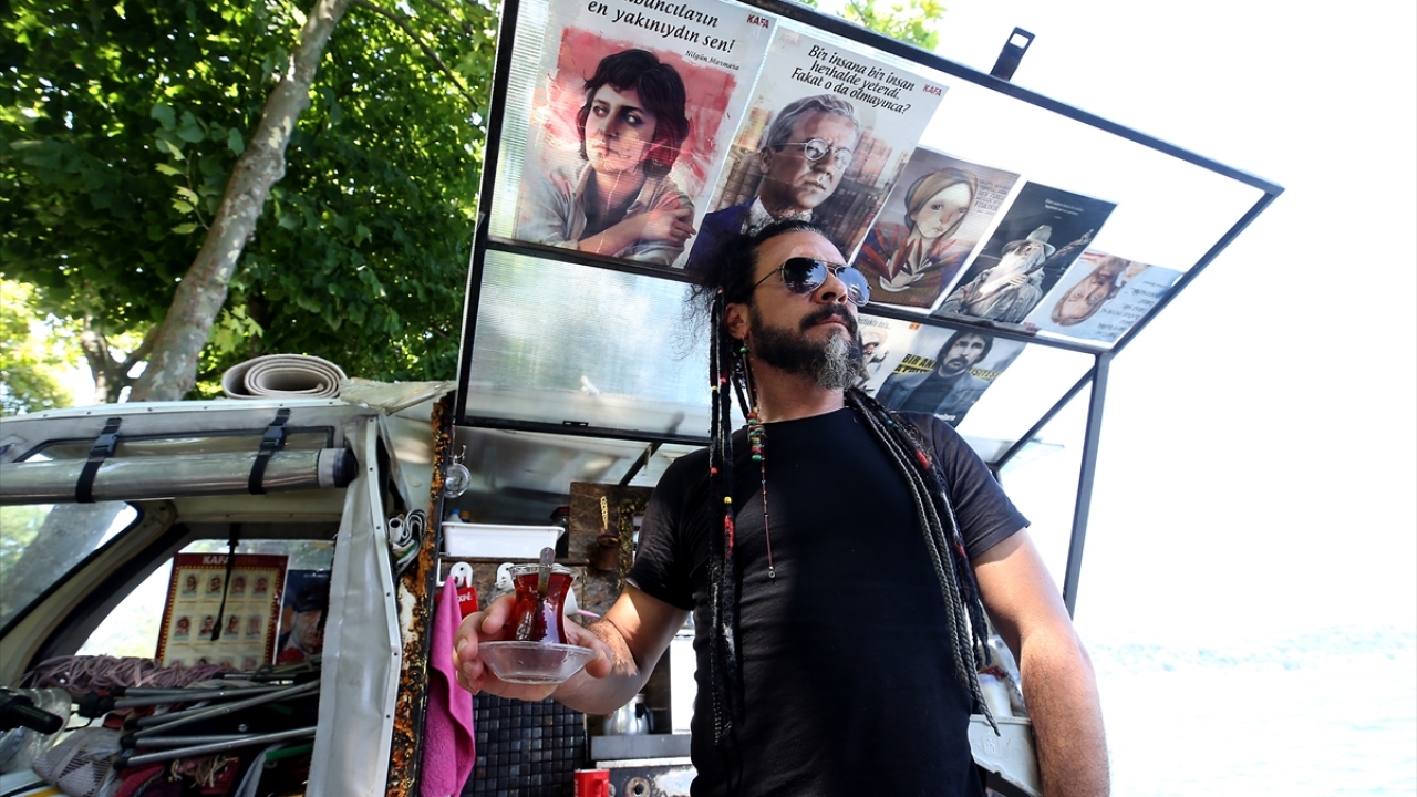 Uzun, örgülü, boncuklu saçları ve sıra dışı kişiliğiyle dikkati çeken Ün, bir bacağını kaybetmesinin ardından kendi şifasını çaycılıkta buldu.