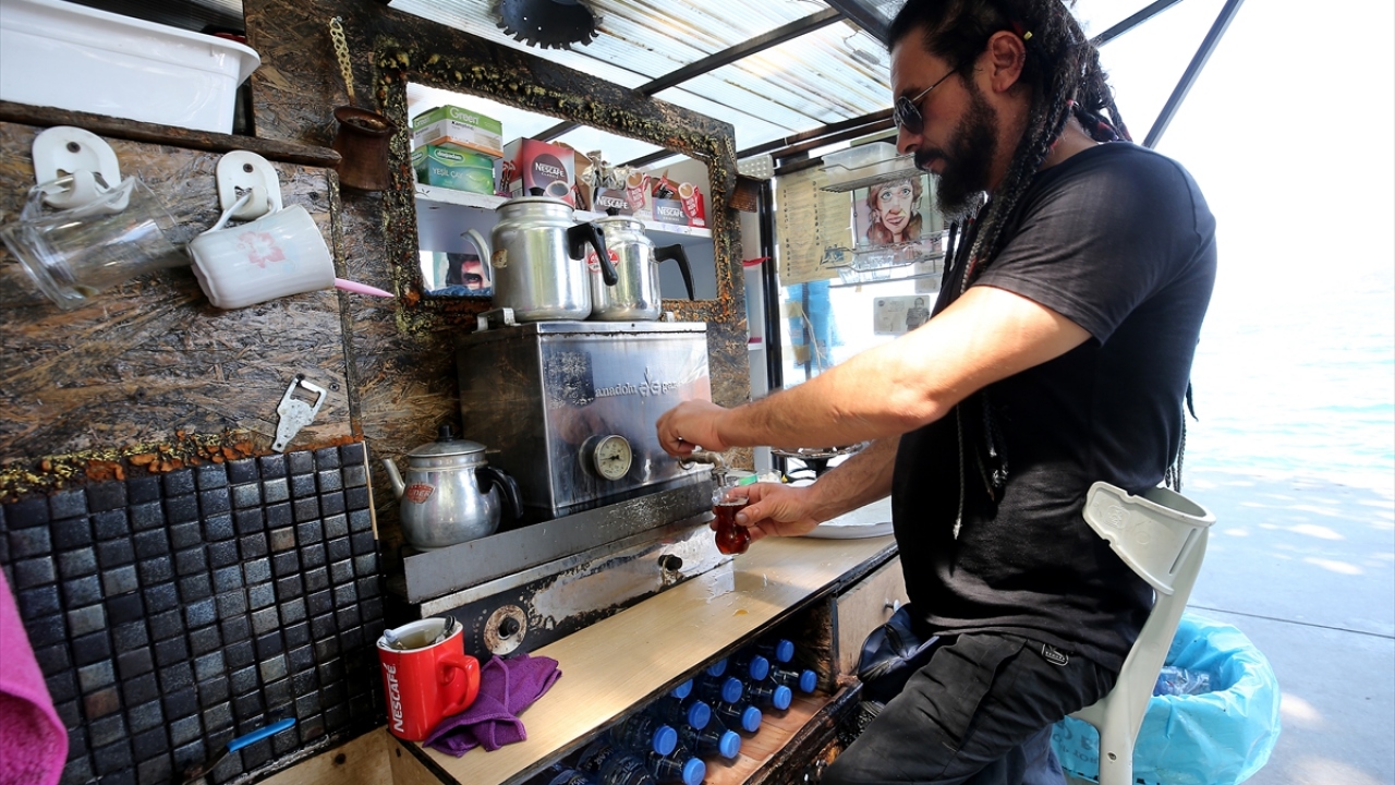 Edebiyatın birçok şair ve yazarına konu olan tavşan kanı çayını kendisiyle sohbeti seven vatandaşlara büyük bir keyifle servis eden Ün, ara sıra eline aldığı mızıkasıyla da kısa kısa dinletiler sunuyor.