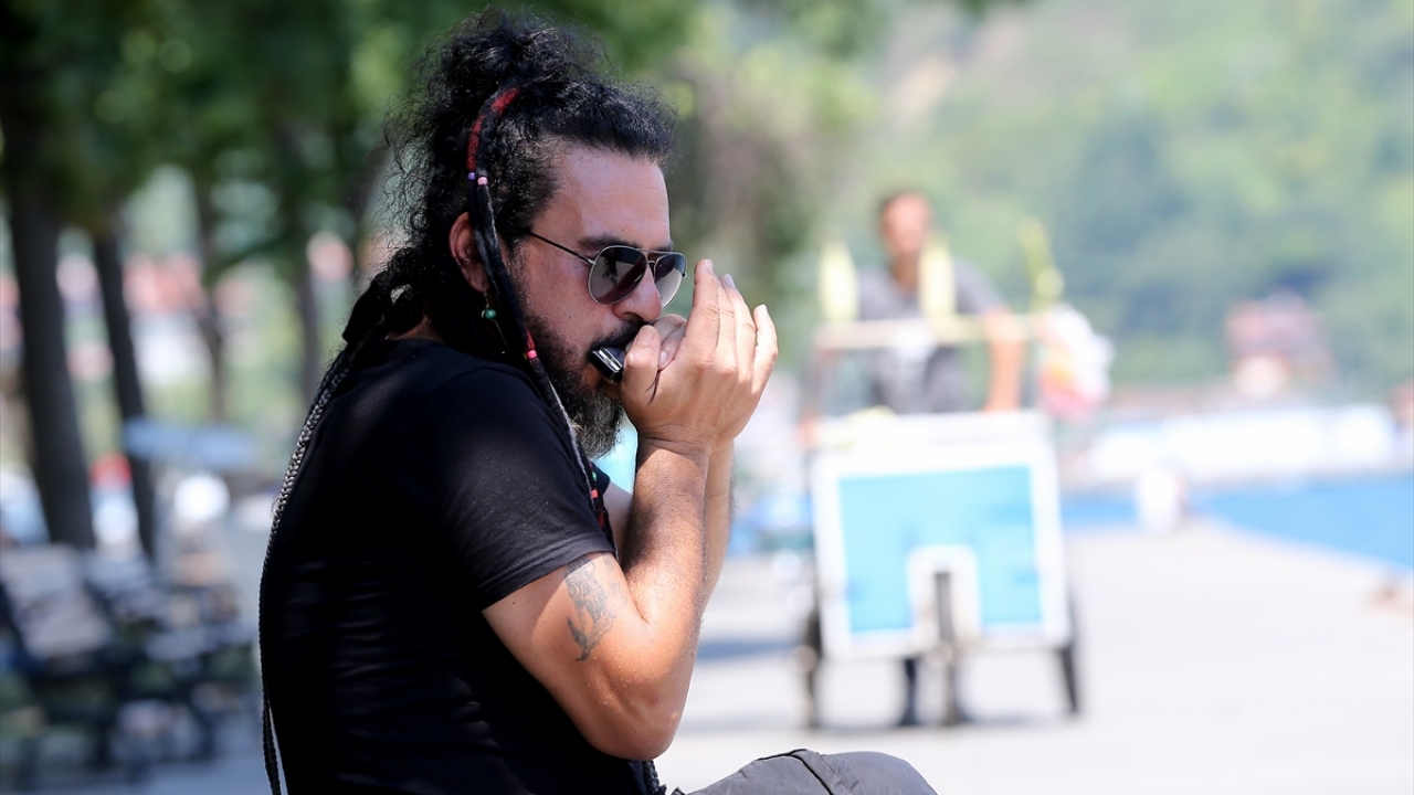 Mızıka sesinin dalga sesleriyle birleştiği anlarda ruhunun dinlendiğini belirten Mustafa Ün, çevredeki esnaf ve vatandaşların giyimi ve tarzından ötürü kendisine "sosyete çaycısı" olarak seslendiğini söylüyor.