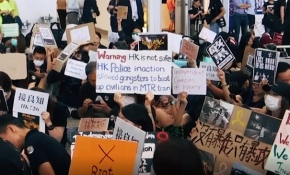 Hong Kong'da protestolar havaalanına taşındı