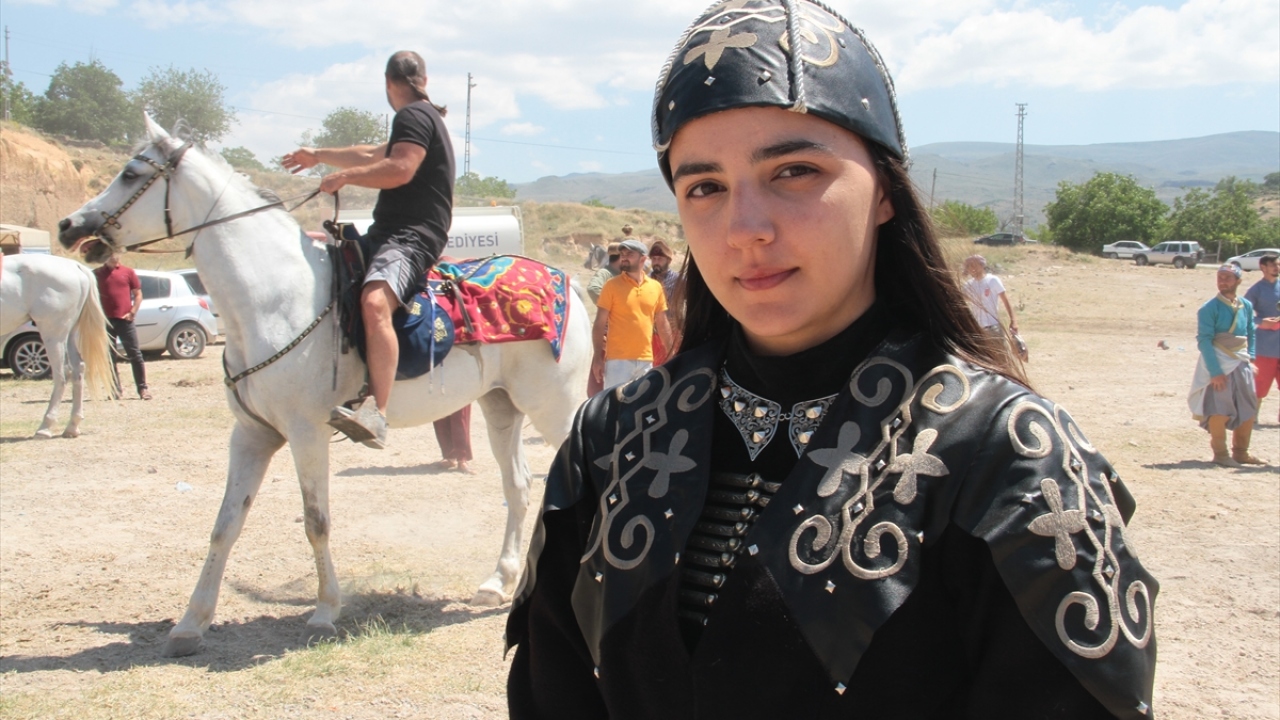 Bu sporu başarıyla icra eden 19 yaşındaki Janset Genel, 7 yıldır atlı okçuluk sporunu yaptığını söyledi.