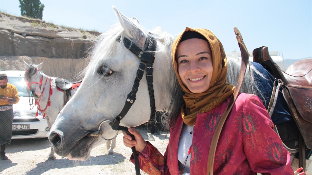 Medikal mühendisi 25 yaşındaki Hayriye Ünlü de 13 yıldır ata bindiğini ve 4 yıldır atlı okçuluk yaptığını belirtti.