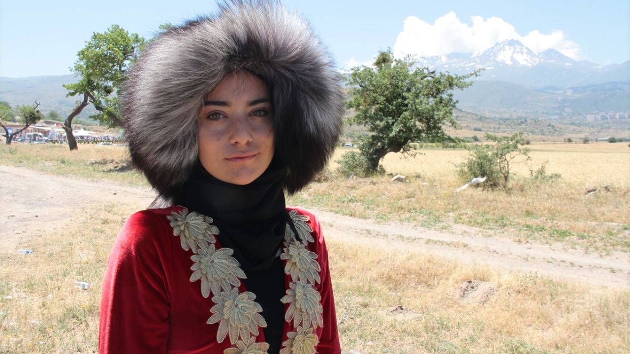 Konya`nın tek kadın atlı okçuluk sporcusu 17 yaşındaki Halime Çelikkol da atlı okçuluğa yöneldiğinde çok zorlandığını fakat çalışarak bu zorluğun üstesinden geldiğini ifade etti.