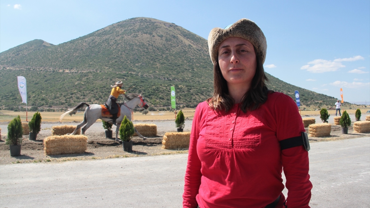 Erzurum Kızıl Elma Geleneksel Sporlar ve Atlı Okçuluk Kulübü Başkanı Ayşe Melek Okuyucu da 7 yaşındayken at binmeye başladığını, 4 senedir de atlı okçuluk alanına yöneldiğini ifade etti.