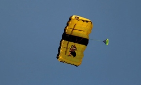 İki paraşüt arasında açılan bayrağın üstünden geçti