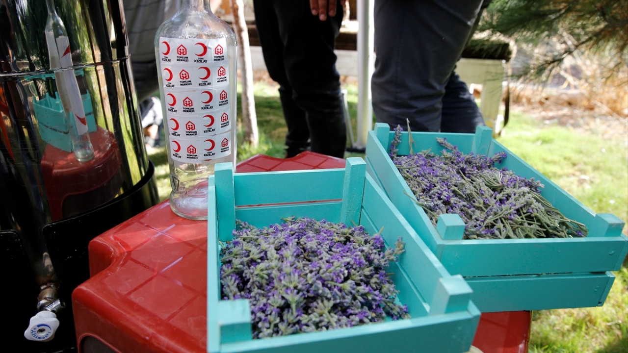 Kerem Kınık, Türk Kızılay`a ait 16 toplum merkezinden 800 bin kişinin yararlandığını belirterek, "Geçimlik kaynaklarının geliştirilmesi noktasında verdiğimiz desteklerle meslek edindirmeye çalışıyoruz" dedi.