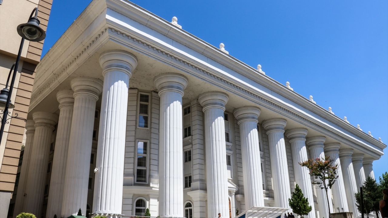 Bizans yıllarından Osmanlı dönemine kadar birçok esere ev sahipliği yapan Üsküp, özellikle 1963`te şehri harabeye çeviren depremin ardından yaygınlaşan brütalist mimari ve son dönemdeki barok stil ön cephe çalışmalarıyla dikkat çekiyor.