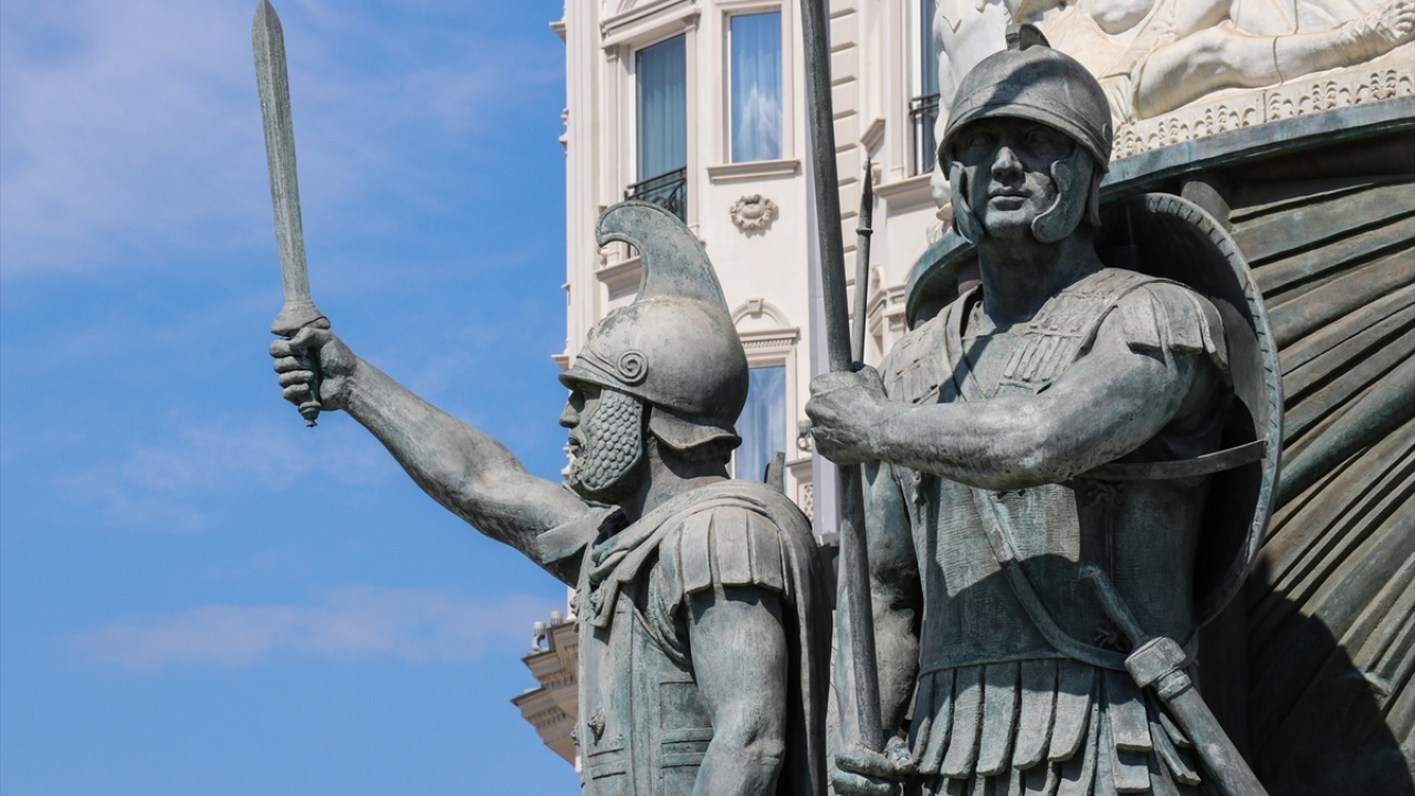 Osmanlı himayesindeki bu toprakları almak için 1689`da taarruz başlatan Avusturyalı General Enea Silvio Piccolomini, şehri kontrol altında tutamayacağını anlayınca ateşe vermiş, iki gün süren yangının ardından sadece taş yapılar ayakta kalabilmişti.