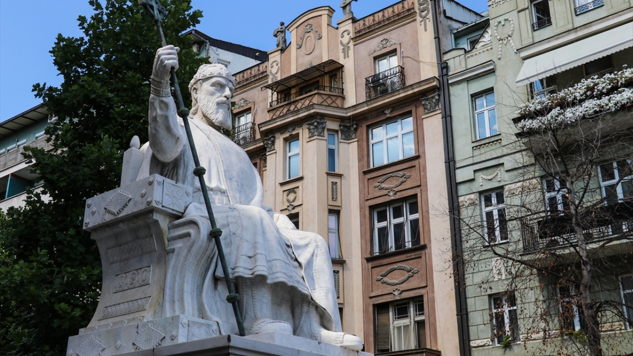 Asırlar boyunca farklı milletlerin yurt edindiği Üsküp`ün, "Scupi" adıyla Dardanlar döneminde kurulduğu ve Roma İmparatorluğu yıllarında da bu şehrin kalıntıları üzerine yeniden inşa edildiği belirtiliyor.