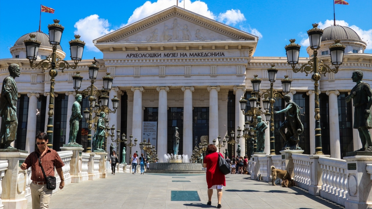 Üsküp`ün yeniden inşası için BM destekli bir yarışma dahi düzenlenirken, Japon mimar Kenzo Tange, şehir için bir imar planı çizdi. 