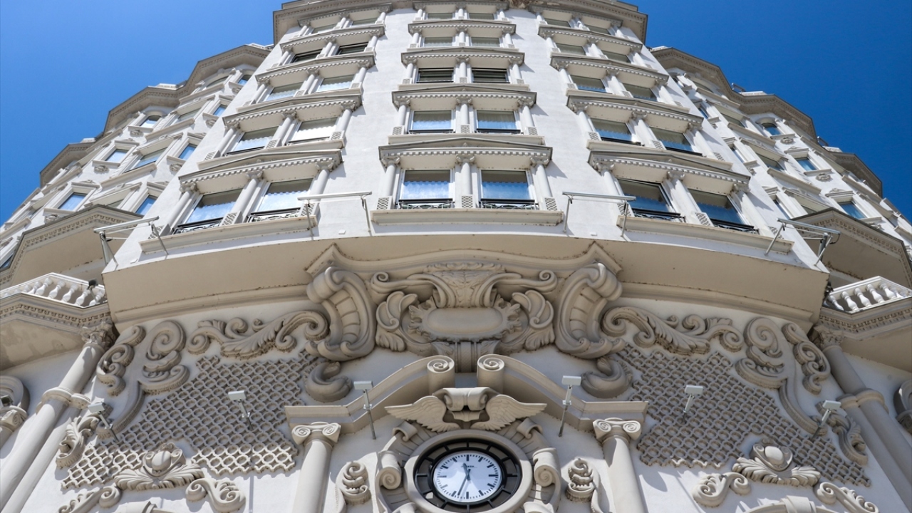 Depremde hasar gören kulenin saatleri tamir bahanesiyle sökülmüş ve ardından kaybolmuştu. Saat kulesi, Türkiye`nin de katkılarıyla 2008`de İsviçre yapımı yeni saatlerine kavuşmuştu.