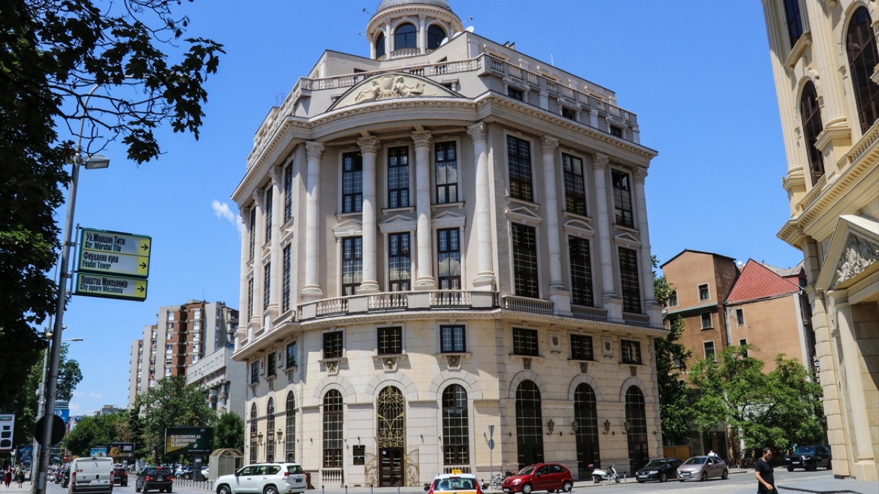 Balkanlar`da Endülüs mimarisi ya da diğer adıyla yeni-müdeccen (neo-mudejar) veya yeni-endülüs mimarisi özelliklerine sahip iki bina olduğunu biliniyor. 