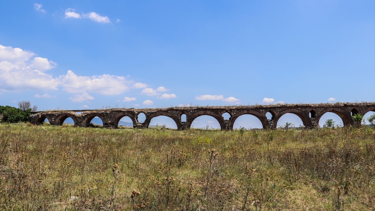 Fatih Sultan Mehmed Köprüsü olarak da bilinen 12 ayaklı, 220 metre uzunluğunda ve 6 metre genişliğindeki köprünün birçok savaş ve depremde zarar gördüğü biliniyor.