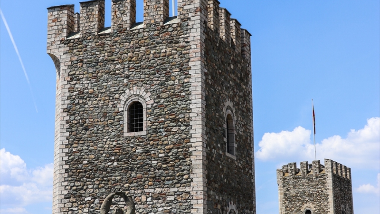 Aynı döneme ait bir diğer nadide eser ise Üsküp Saat Kulesi. Şehre hakim bir tepede, Sultan Murad Camii`nin yanında bulunan saat kulesinin kubbesi, Ortaçağ Rus mimarisine benzetilmesi sebebiyle farklı bir mimari özellik taşıyor.