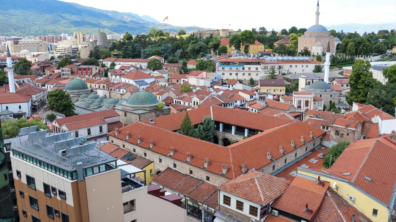 Her bir sokağı tarihe tanıklık eden çarşı, yerli halkın da yabancı turistlerin de en uğrak adresi. Gelenekleri ayakta tutan çarşı, her köşesinde gizli bir tarih barındırıyor.