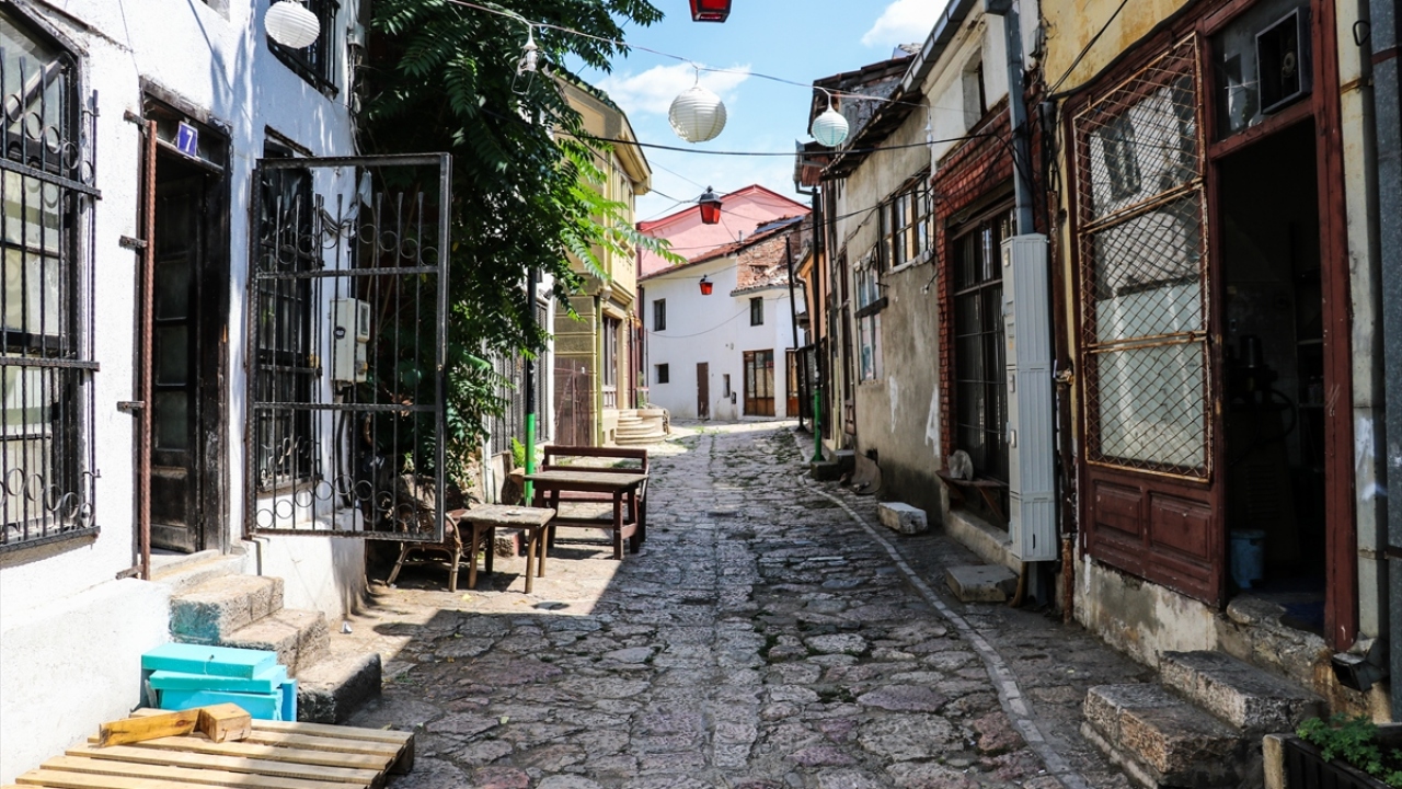 Eski Üsküp Türk çarşısı olarak da anılan bu alışveriş merkezi, küçük dükkanları, atölyeleri, Osmanlı camileri, geleneksel restoranları, han ve hamamlarıyla adeta şehrin ruhunu hissettiriyor.