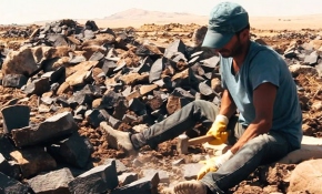 Taş işçileri kavurucu sıcaklarda güneşin altında çalışıyor
