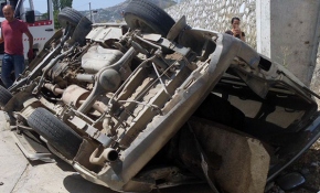 Minibüs 4 metreden uçtu, sürücü yara almadan kurtuldu