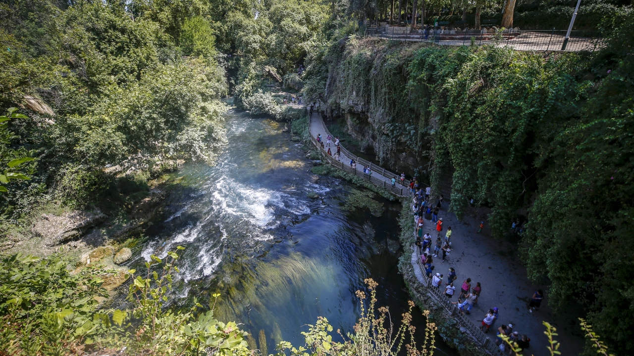 Antalya`da, mavi ve yeşilin buluştuğu, doğal güzelliğiyle hayran bırakan ve yazın da soğuk suyuyla serinleten Düden Şelalesi`ne ziyaretçi sayısında yüzde 30 artış yaşandı.