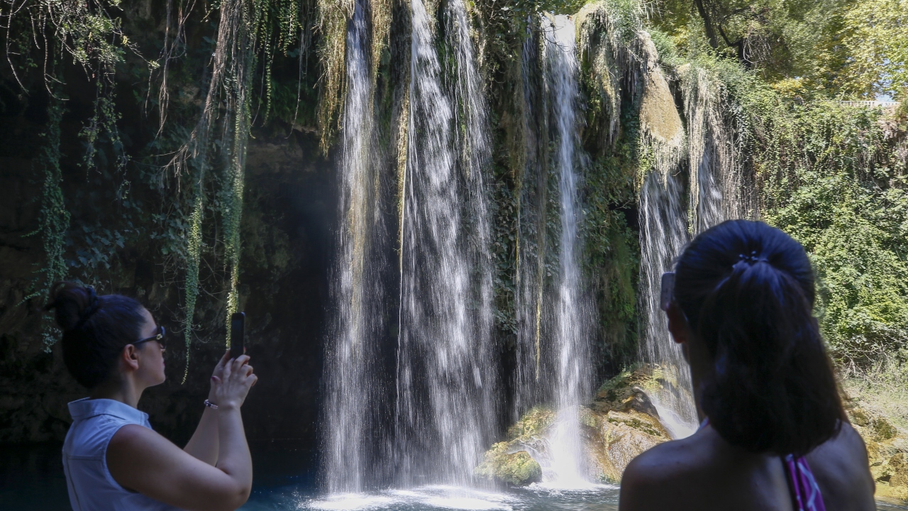 Geçen yıl 400 bin kişinin ziyaret ettiği şelaleyi, yılın yedi ayında yüzde 40`ını yabancı turistlerin oluşturduğu 350 bin kişi gezdi. Şelaleyi, yıl sonuna kadar 650 bin kişinin ziyaret etmesi bekleniyor.