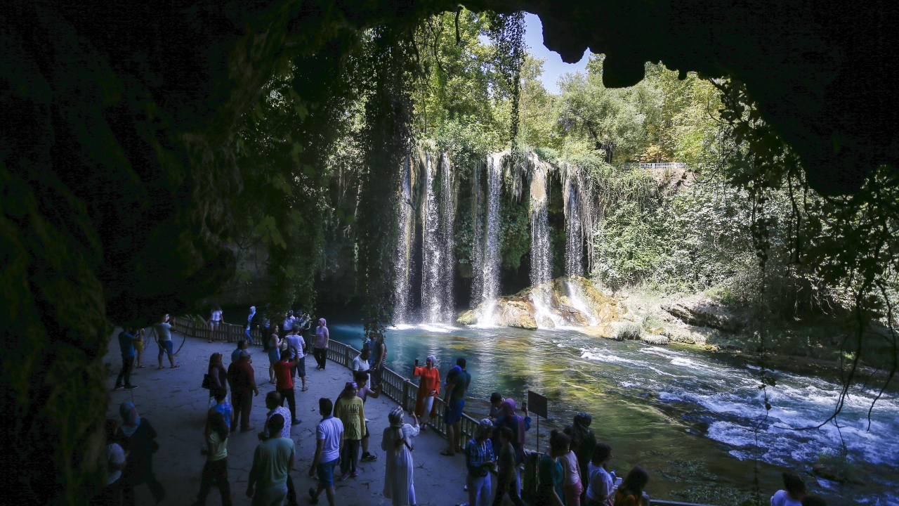 Şelalede, yaz aylarında sıcaktan bunalanların serinleme imkanı bulduğuna değinen Borak, Türkiye`de hem mağara hem şelalenin aynı yerde bulunduğu nadir doğal merkezlerden biri olduğuna işaret etti.