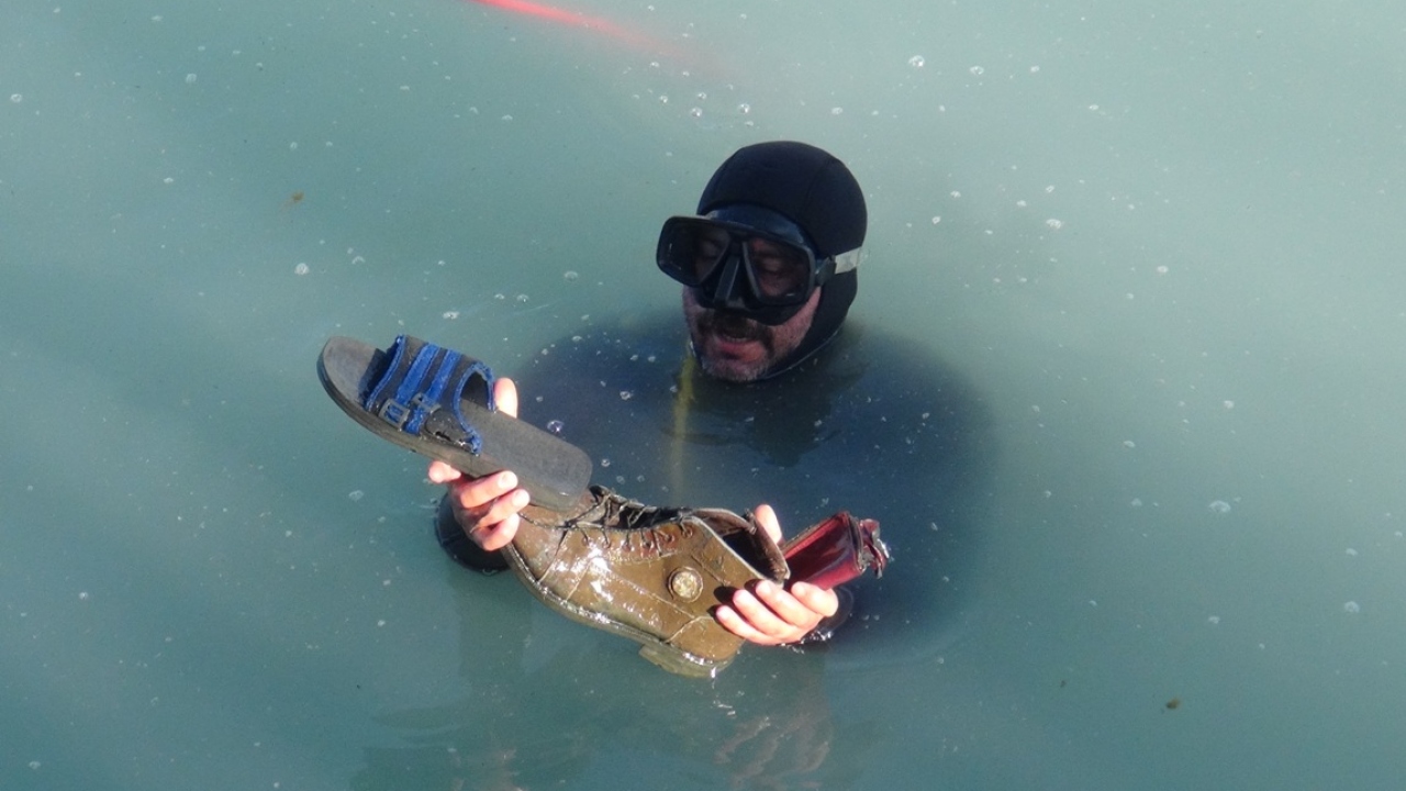 Van ve Bitlis`teki dalgıçlar, Van Gölü temizliğine dikkat çekmek ve farkındalık oluşturmak amacıyla gölün zemininde temizlik yaptı.