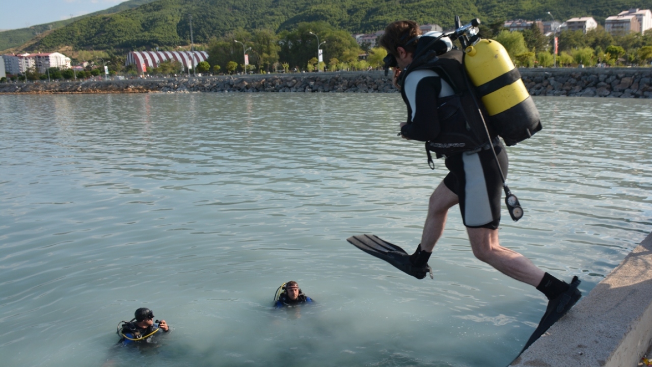 Bitlis`in Tatvan ilçesinde bir araya gelen Van Sualtı Arama Kurtarma Derneği (Van Akut) ile Bitlis Doğal Afetler Arama Kurtarma ve İlk Yardım Derneği (Bitlis Akut) dalgıçları, Tatvan sahilinde Van Gölü`ne daldı.