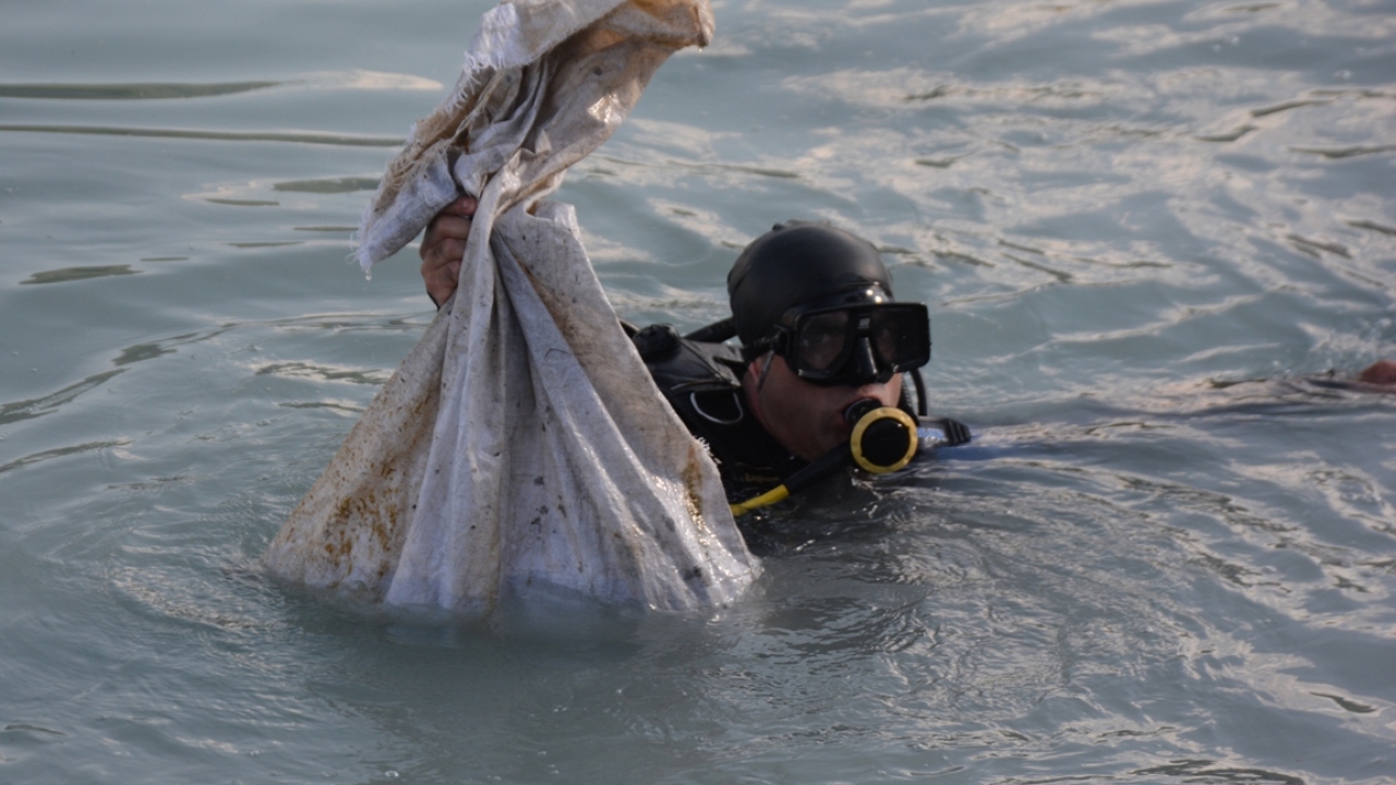 Tatvan Belediyesinin başlattığı "Temiz şehir, temiz Tatvan" kampanyası kapsamında gölün zemininde temizlik yapan dalgıçlar, araç lastiği, halı, plastik parçaları, cam şişe, çöp poşeti ve ayakkabı gibi atıklar çıkardı.