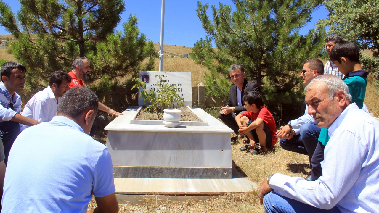 Teröristlerle girdiği çatışmada şehit olan Jandarma Komando Er Ali Yazıcı`nın komutanı ve 10 silah arkadaşı, 22 yıl sonra şehidin Sivas`ın Hafik ilçesindeki mezarı başında bir araya geldi.