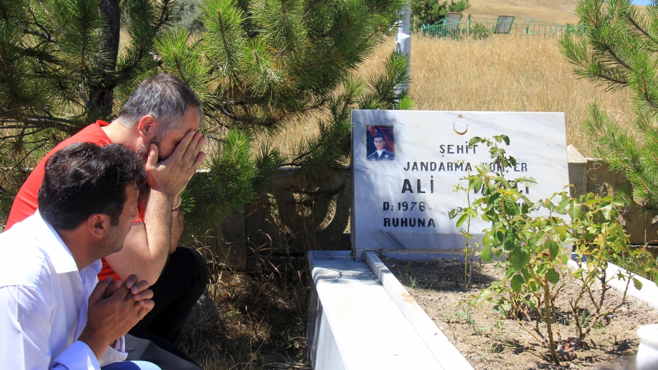 Şehidin komutanı emekli Jandarma Kıdemli Başçavuş Bayram Kiraz ve 10 silah arkadaşı, Yazıcı`nın Günyamaç köyündeki mezarını ziyaret edip, dua okudu.