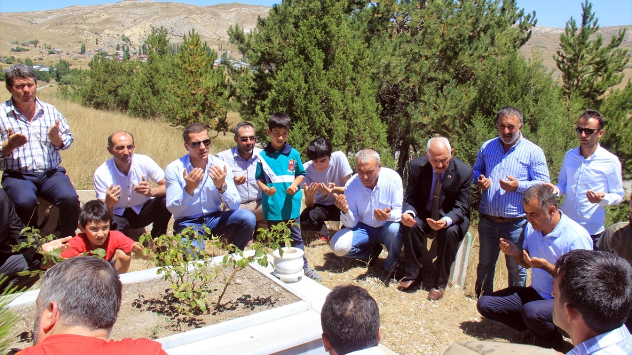 Ziyarete, Hafik Kaymakam Vekili Hacı Kerim Meral, Belediye Başkanı Selahattin Çuhadaroğlu, İlçe Jandarma Komutanı Astsubay Kıdemli Başçavuş Gökhan Çakır da eşlik etti.