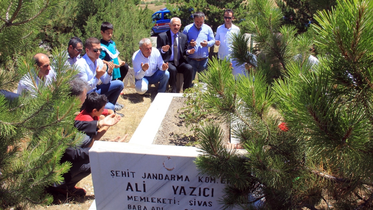 Yazıcı`nın evini de ziyaret eden Kiraz ve beraberindekiler, şehidin kardeşi Celalettin Yazıcı`ya başsağlığı diledi.